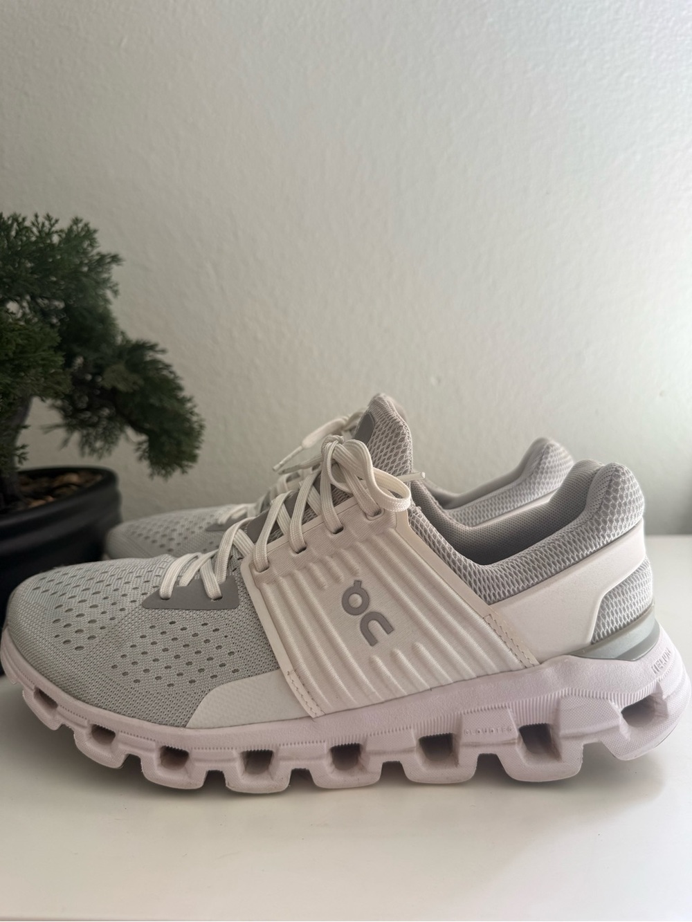On running cloudswift Women size 8.5 Light Gray and White Cloud Running Shoe - Picture 5 of 10